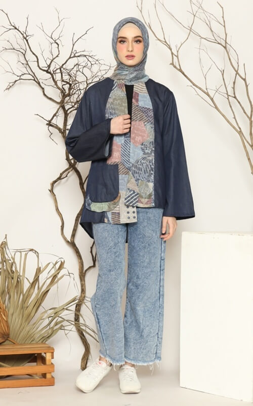 Denim Pants dan Outer Biru Kombinasi