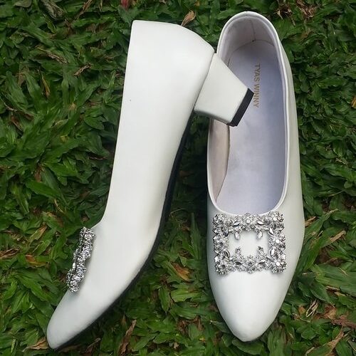 Heels Putih Aksen Bros