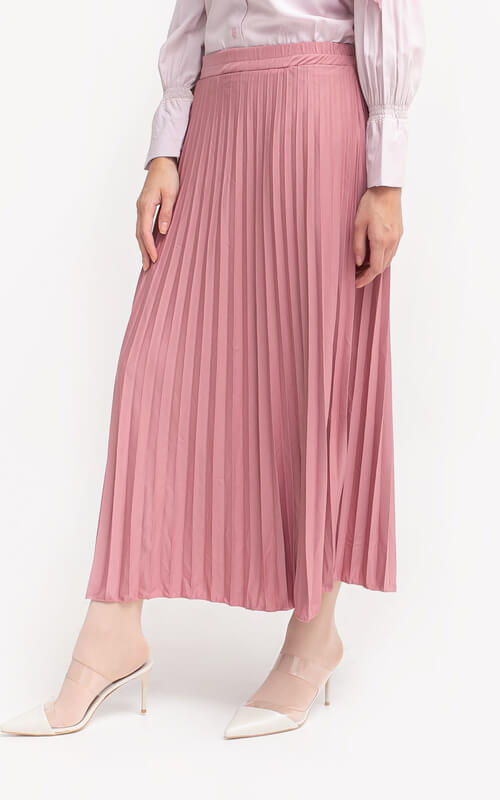 Tampil Anggun dengan Rok Plisket Dusty Pink