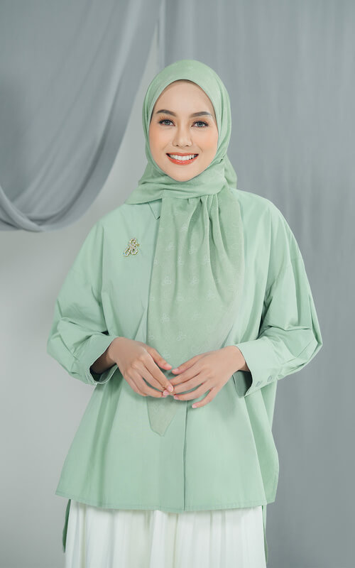 Hijab Hijau Pastel dengan Kemeja Sederhana