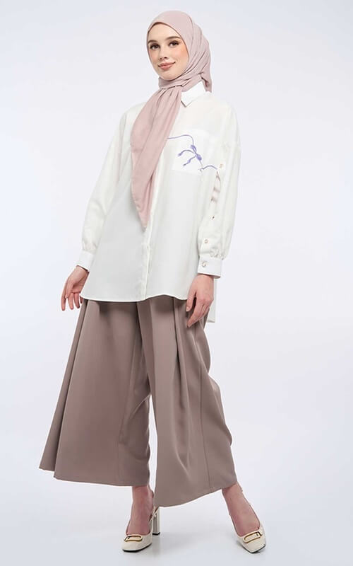 Kemeja Putih dan Palazzo Pants