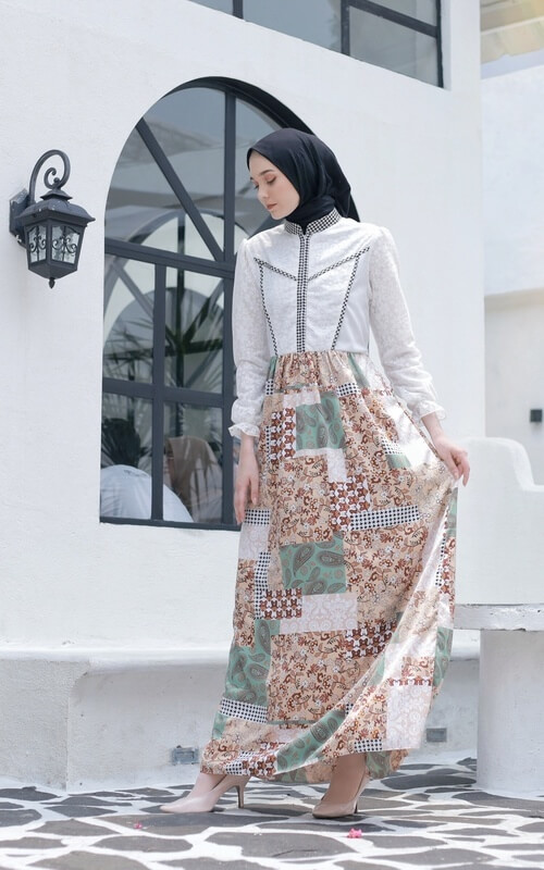 Kemeja Putih, Rok Floral, dan Hijab Hitam