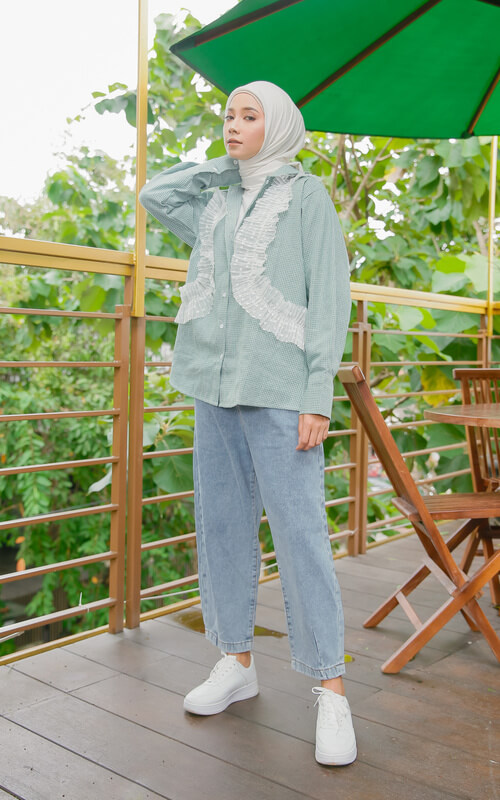 Outfit Baju Hijau dan Denim Pants