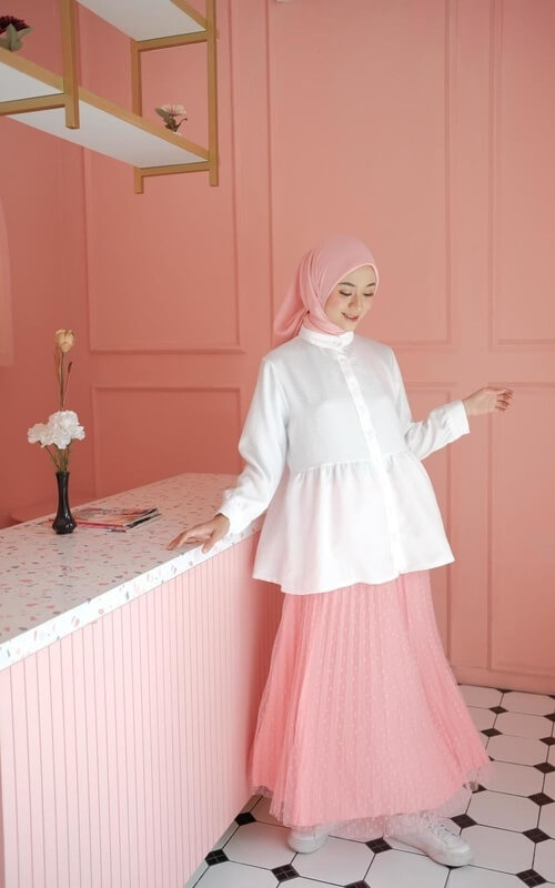 OOTD Atasan Putih dan Rok Pink