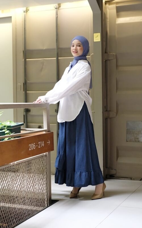 Kemeja Putih dan Rok Biru