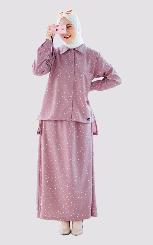 Setelan Pink Dengan Bawahan Rok Motif Polkadot Kecil