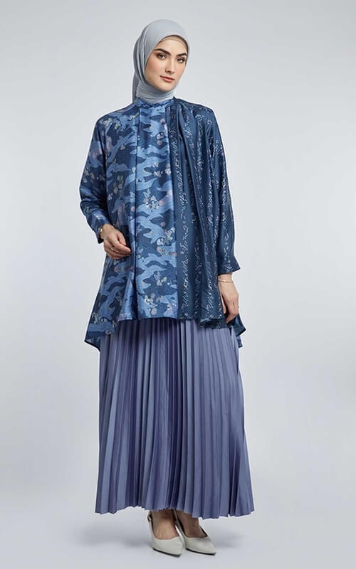 Hijab Grey dengan Tunik Navy Motif dan Rok Plisket