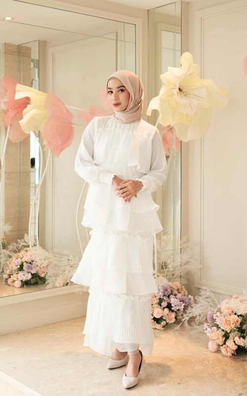 Dress Putih Berlapis-lapis