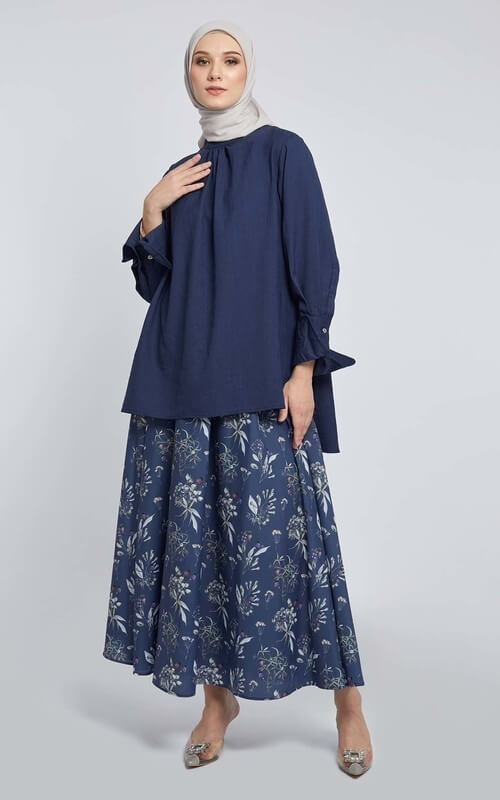 Tampil Elegan Dengan Blouse Navy