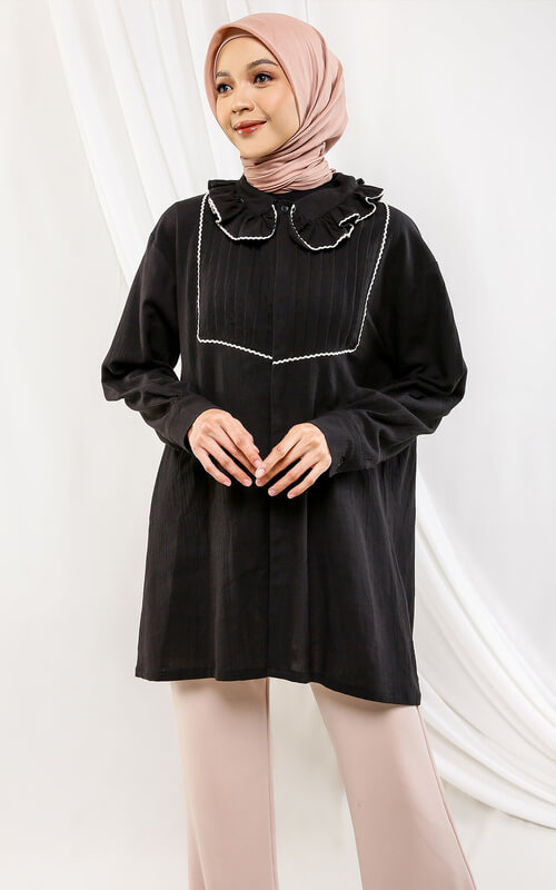 Blus Hitam Dengan Kerah Aksen Ruffle