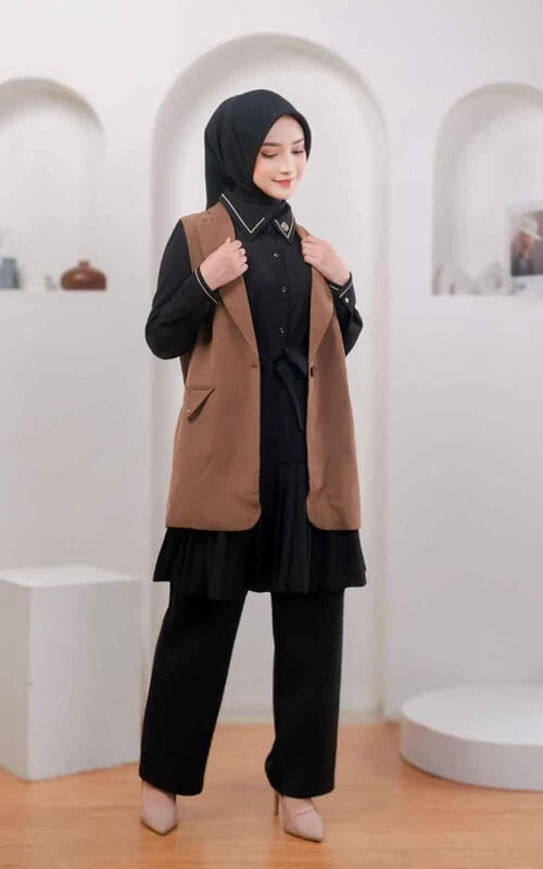 Vest Coklat dengan Outfit Hitam