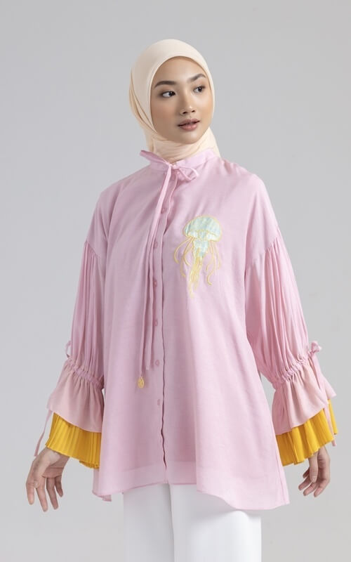 Blus Pink dengan Kerah Shanghai dan Aksen Tali