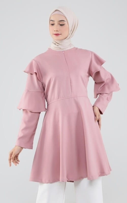 Blus Kekinian dengan Detail Lengan Ruffle Bertingkat