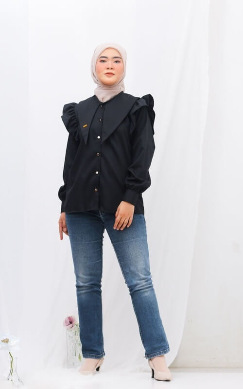 Blus Hitam Dengan Ujung Mengerut dan Ruffle di Bahu