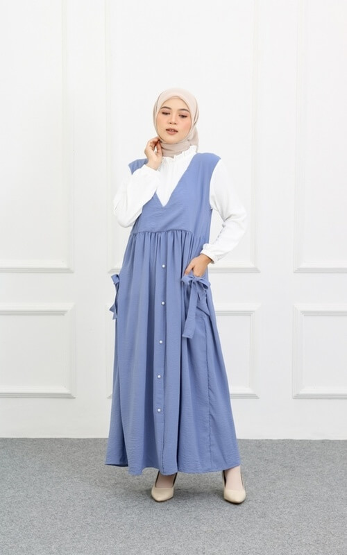 Gamis dengan Aksen Kancing dan Saku Estetik