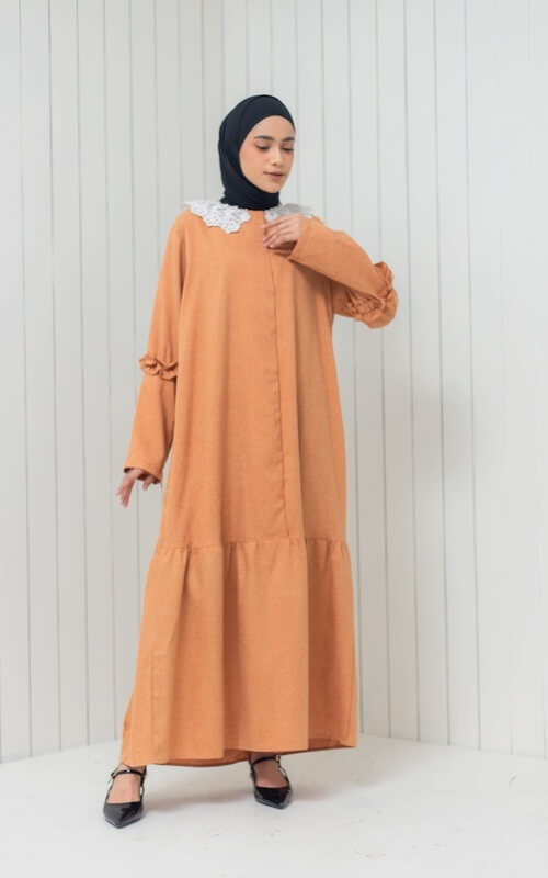 Dress Warna Orange Dengan Kerah Renda Putih