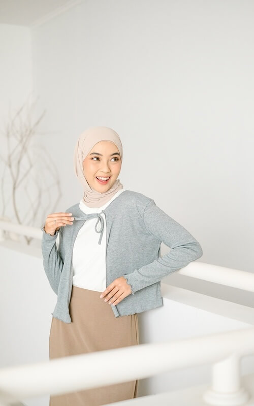 Cardigan Polos Warna Abu Dengan Aksen Tali di Leher