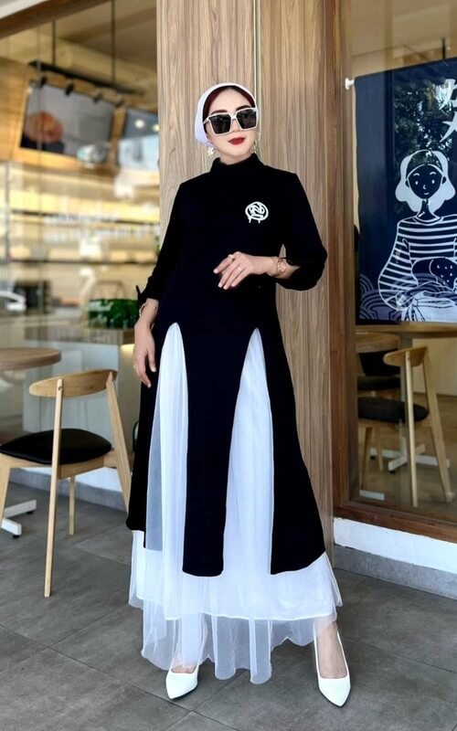 Tunik Hitam dan Rok Tutu Putih