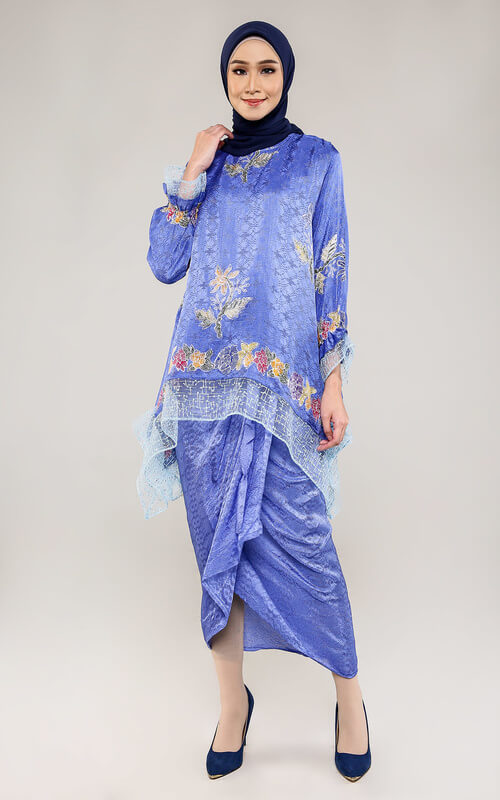 Setelan Warna Biru Modern Dengan Sentuhan Tradisional