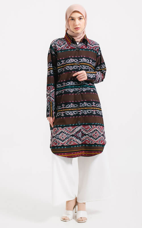 Tunik Motif Etnik dan Kulot Putih