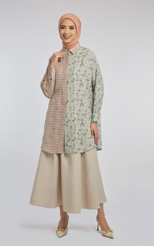 Kemeja Motif Floral Warna Pastel Dengan Celana Panjang Krem Potongan Lebar