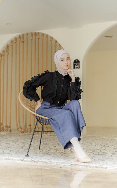 Blouse Hitam dengan Aksen Kerut dan Celana Biru Dongker