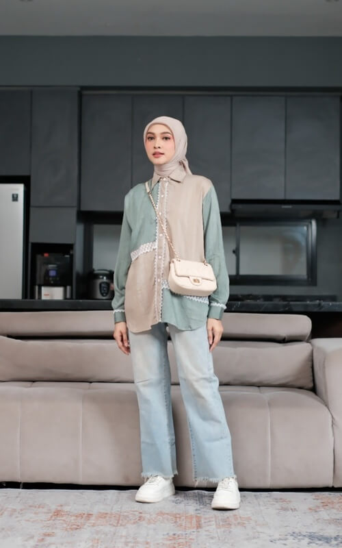 Kemeja Kombinasi Warna Emerald dan Beige Dengan Celana Denim