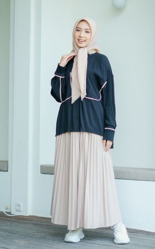 Tunik Hitam dengan Aksen Pink dan Rok Plisket Krem