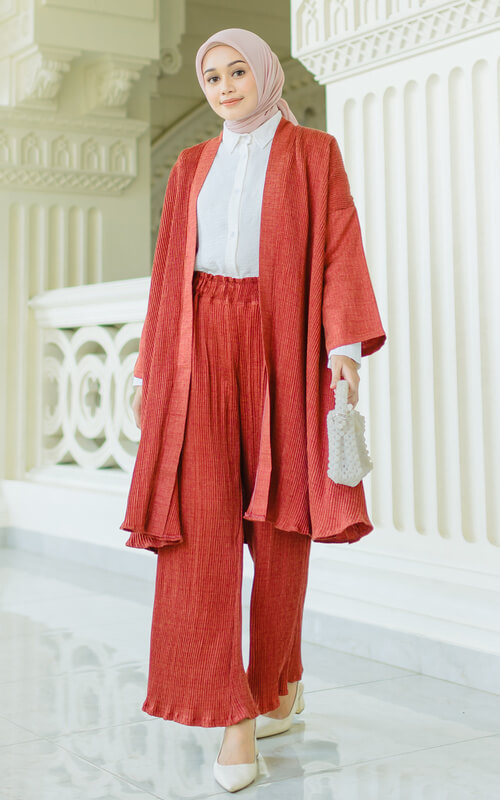 Kemeja Putih Dengan Blazer Tunik Merah