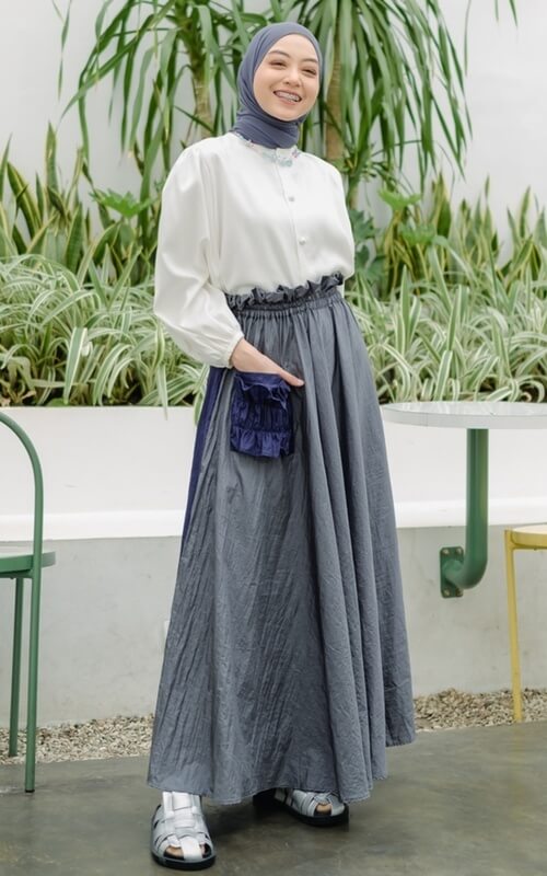 Rok Linen Biru dan Atasan Putih