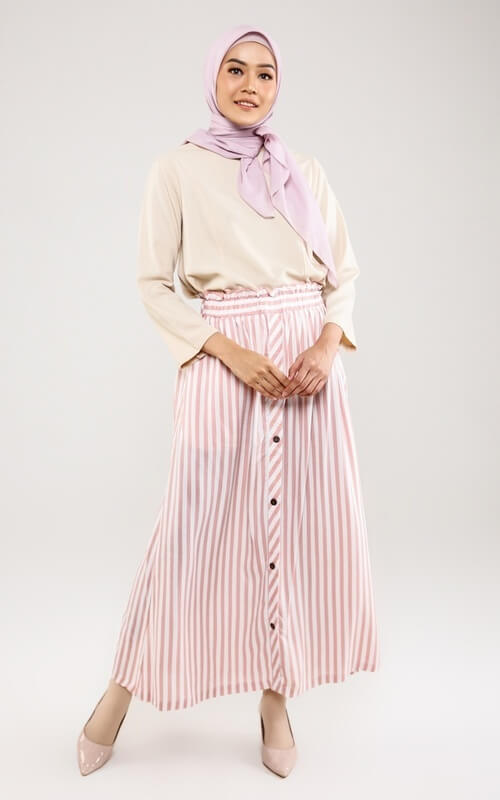 Rok Garis-Garis Pink dan Atasan Nude