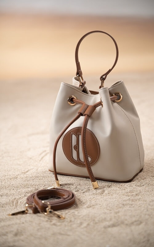 Tas Bucket Cream dengan Detail Tali Serut