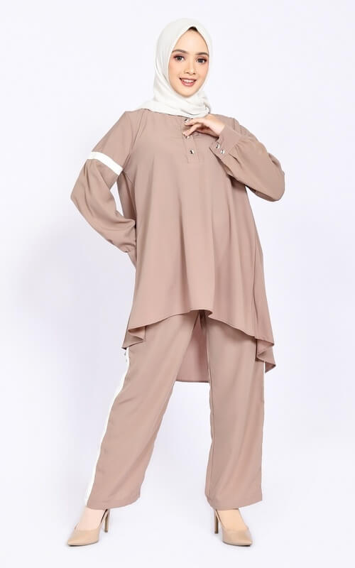 Blouse Mocca Asimetris dengan Celana Lebar