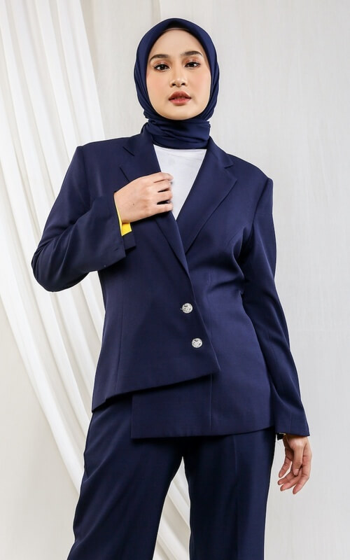 Blazer Asimetris Navy dengan Detail Kancing Miring