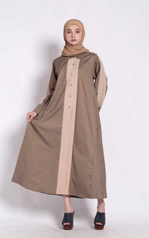 Gamis Mocca Elegan dengan Sentuhan Detail Kancing Depan