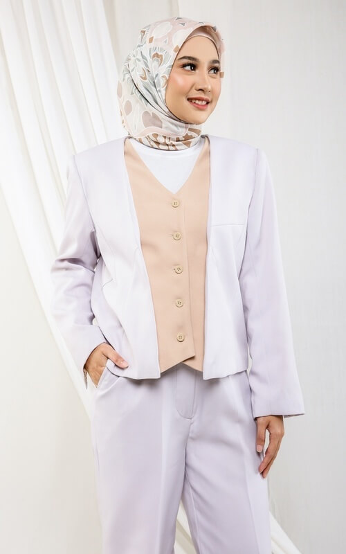 Blazer Lilac dengan Aksen Inner Kontras