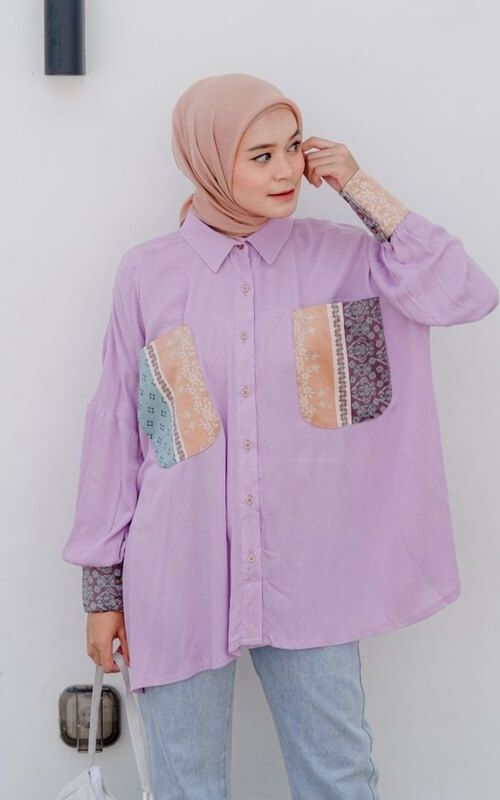 Kemeja Ungu dengan Kombinasi Batik pada Saku