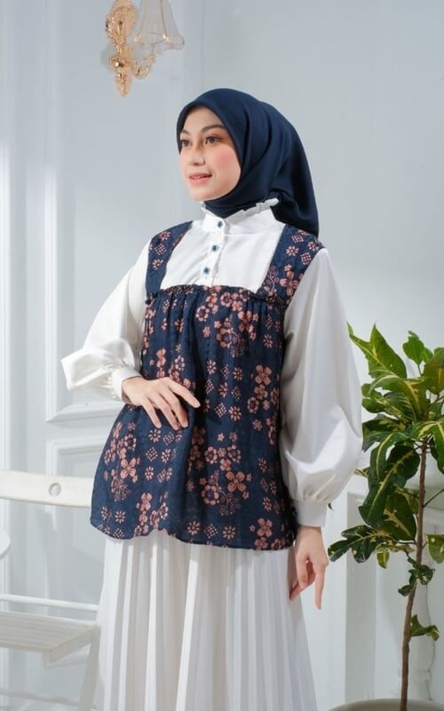Blouse Putih dengan Vest Batik Motif Floral
