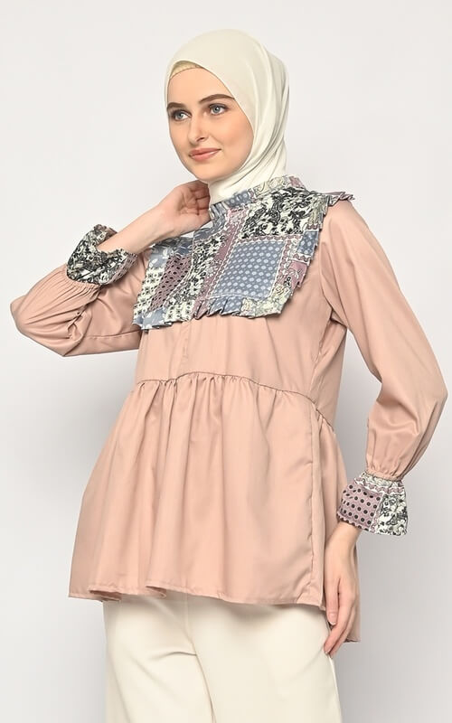 Blouse Polos dengan Aksen Batik pada Leher dan Lengan