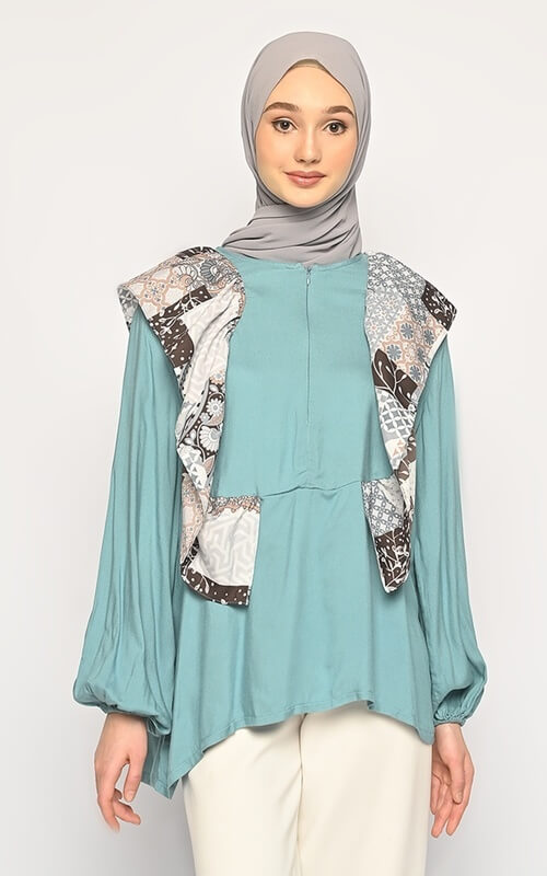 Blouse Hijau Tosca dengan Aksen Batik pada Kerah dan Bahu