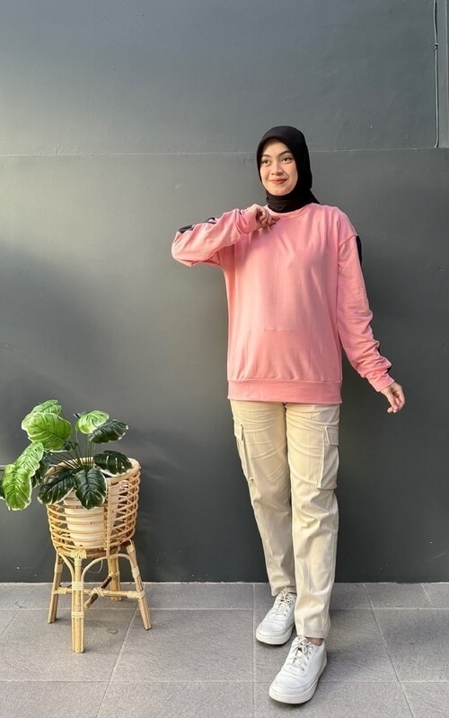 Sweater Pink dengan Celana Cargo