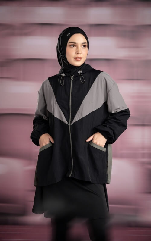 Jaket Hitam dengan Aksen Abu-abu