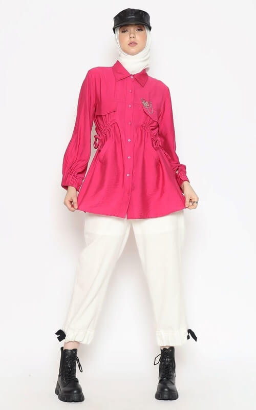 Hijab Putih Minimalis Dengan Topi Baret