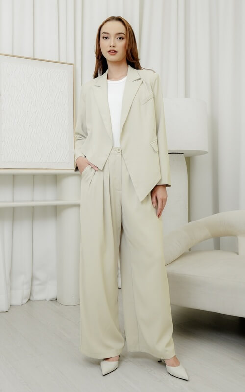 Setelan Blazer dan Wide-Leg Pants Warna Krem