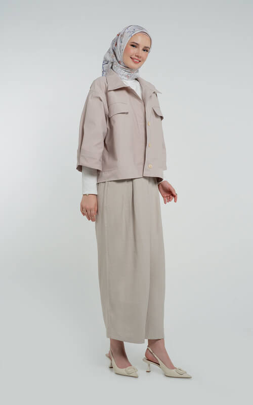 Jaket Cropped dan Celana Wide-Leg Warna Nude