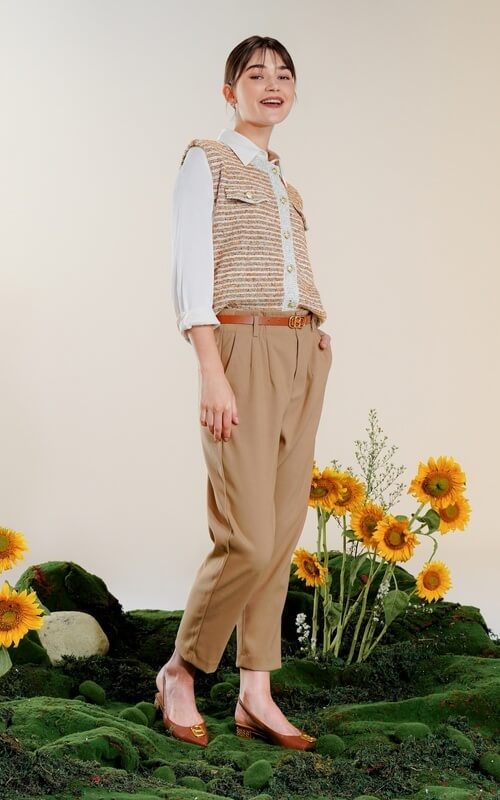 Vest Rajut dan Celana Kain Warna Cokelat