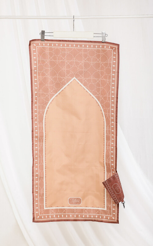 Sajadah Traveling Warna Coklat dengan Motif Geometris