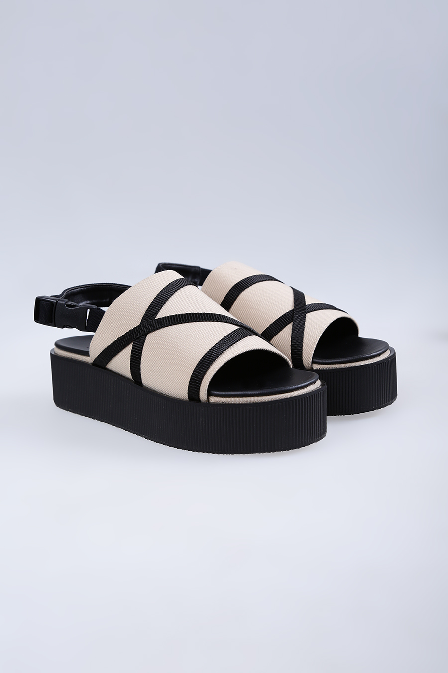 5 Sepatu yang Cocok untuk Celana Kulot - Platform sandal