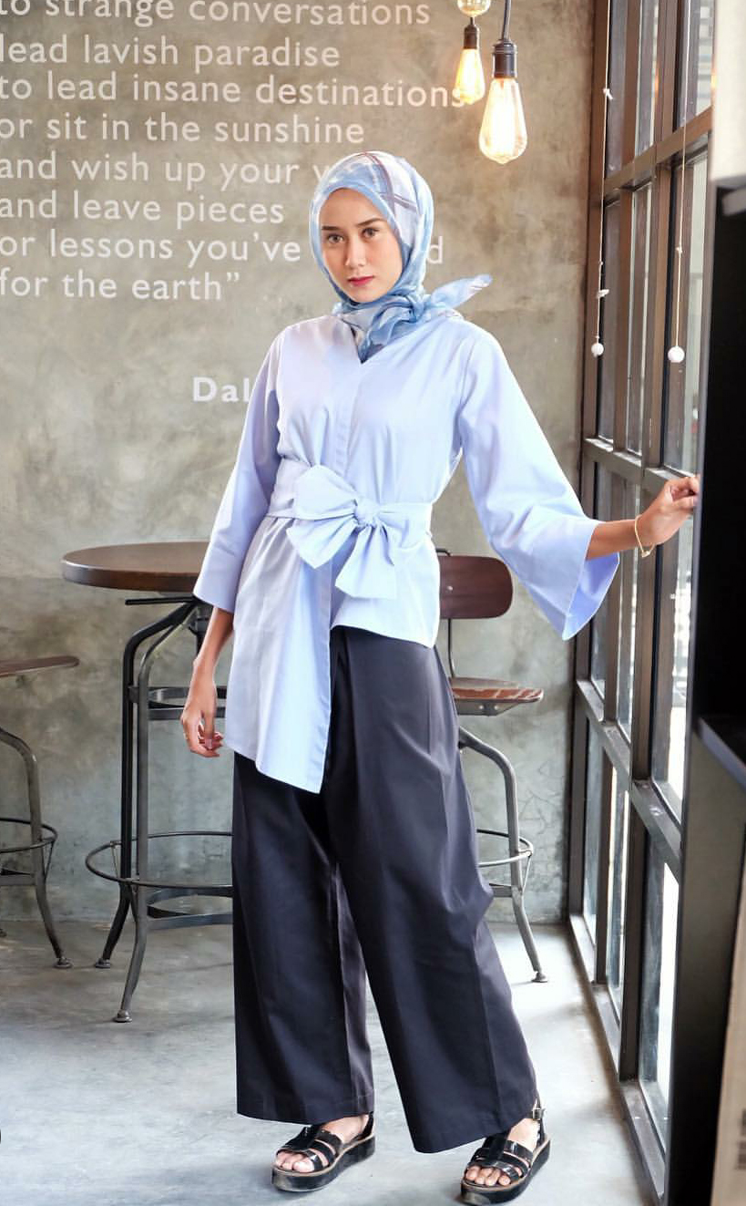 Gaya Liburan Selebgram dengan Celana Palazzo - BLUE ON BLUE