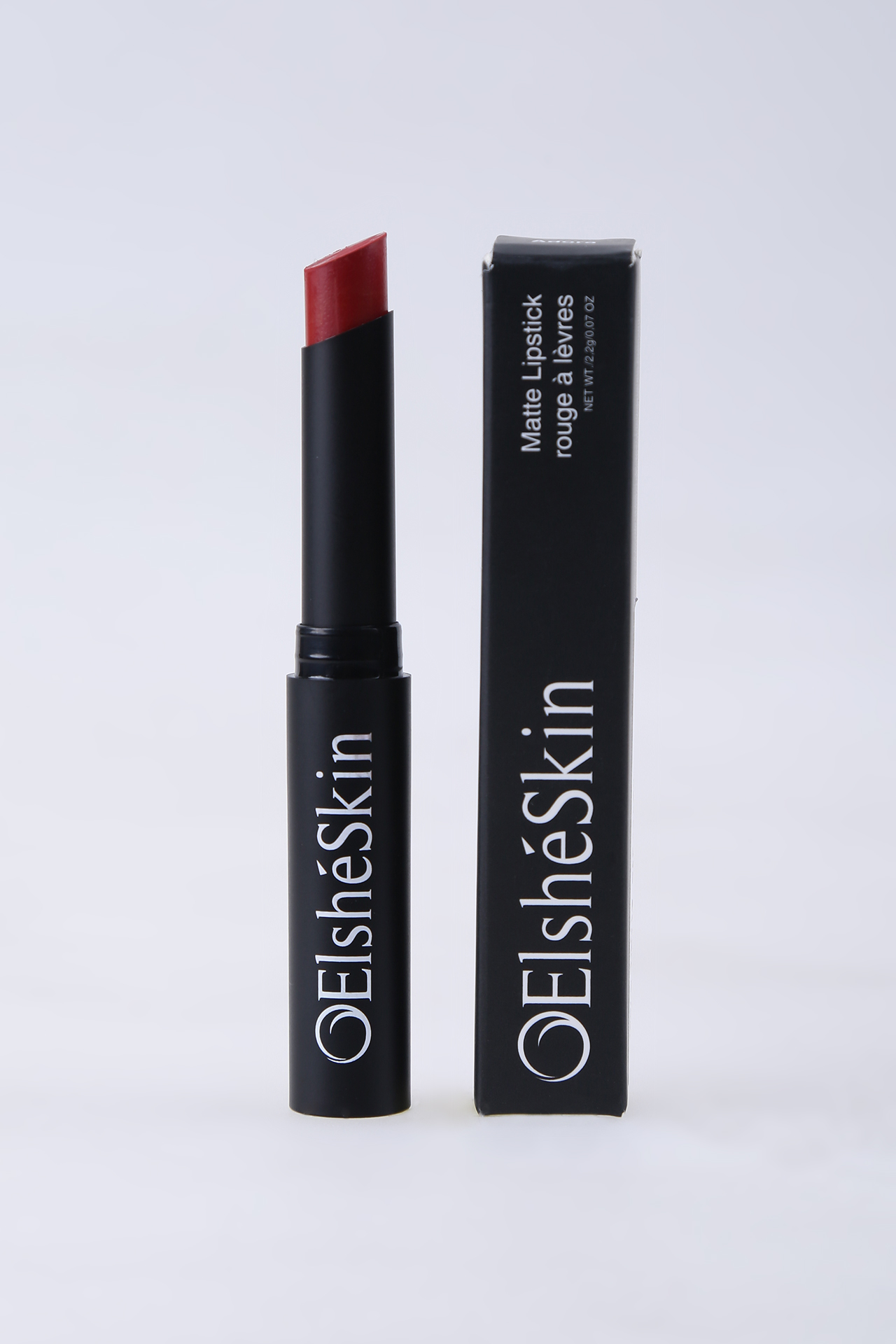 Warna Lipstik yang Cocok untuk Bibir Hitam - Warna Merah Tua (Dark Red)